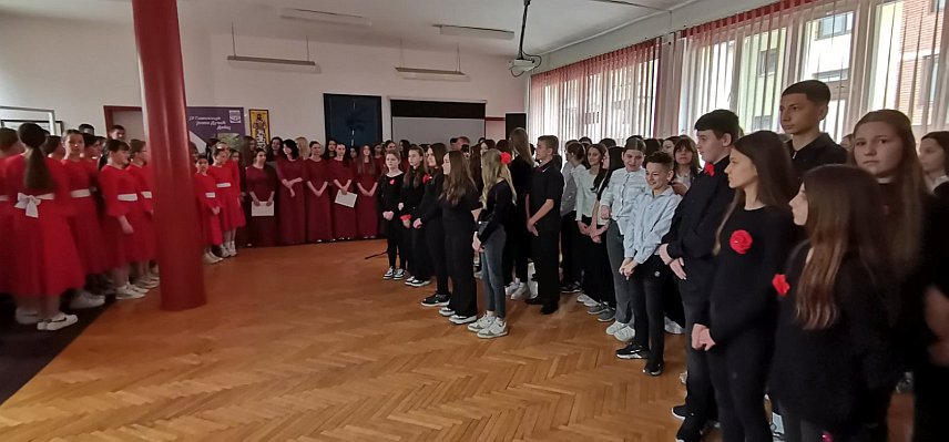 ДОБОЈ, 2. МАРТА /СРНА/ - Гимназија "Јован Дучић" из Добоја организовала је данас музичку манифестацију "Поздрав прољећу", посвећену развијању музичких вјештина и ваннаставних активности, а учествовало је шест школских хорова са подручја ове регије.
