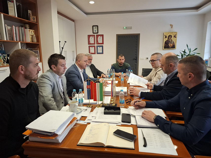 ВИШЕГРАД, 2. МАРТА /СРНА/ - Вршилац дужности директора "Путева Републике Српске" Мирослав Јанковић и начелник општине Вишеград Младен Ђуревић, данас су у Вишеграду потписали споразум о градњи двије кружне раскрснице на магистралном путу на улазу у град.