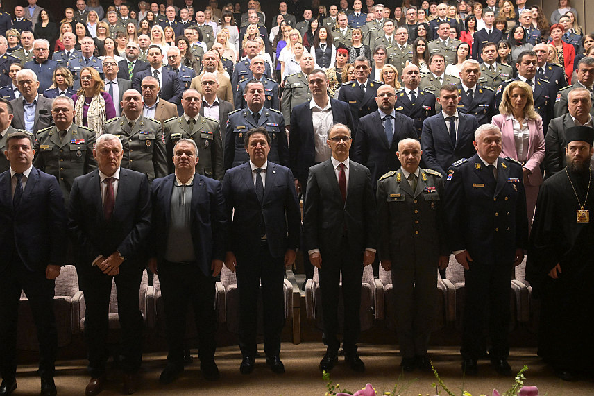 БЕОГРАД, 2. МАРТА /СРНА/ - Војномедицинска академија /ВМА/ у Београду прославила је данас 182 године постојања, а свечаности су присуствовали премијер Србије Ђуро Мацут и министар одбране Братислав Гашић.