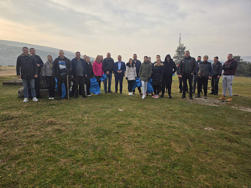 БИЛЕЋА, 2. МАРТА /СРНА/ - Запослени у Општинској управи Билећа и нижи буџетски корисници данас су почели акцију чишћења отпада уз магистрални пут Билећа-Tребиње до мјеста Жудојевићи.