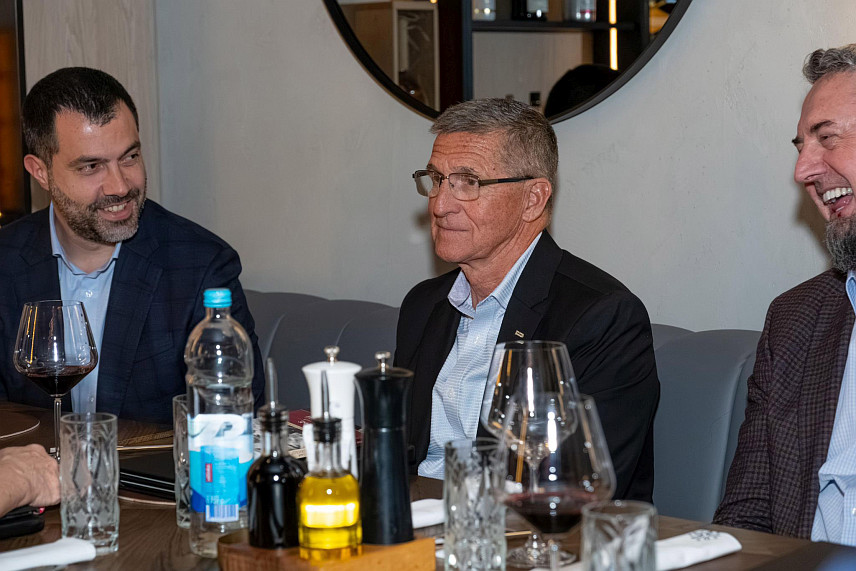 БАЊАЛУКА, 2. МАРТА /СРНА/ - Организациони секретар СНСД-а Игор Додик разговарао је вечерас у Бањалуци са Мајклом Флином, блиским сарадником америчког предсједника Доналда Трампа.