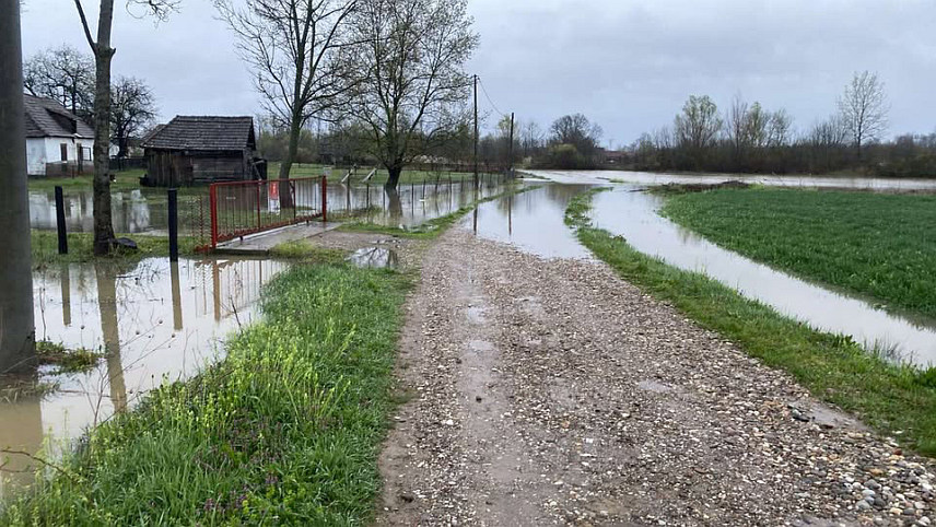 БИЈЕЉИНА, 30. МАРТА /СРНА/ - Водостаји мањих бујичних водотока на подручју Семберије у благој су стагнацији и опадању и тренутни трендови указују на стабилизацију и повлачење воде у корита.