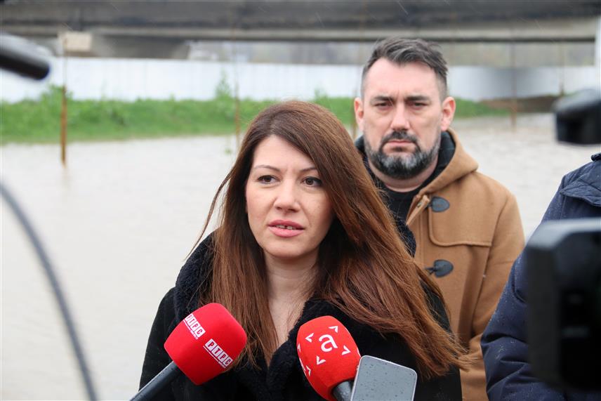 ДЕРВЕНТА, 30. МАРТА /СРНА/ - Министар пољопривреде, шумарства и водопривреде Републике Српске Анђелка Кузмић поручила је данас у Дервенти да грађани немају разлога за бригу и да су службе на терену гдје постоји опасност од поплава.