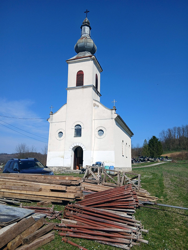 НОВИ ГРАД, 30. МАРТА /СРНА/ - Реконструкција Храма Светог Николе у Добрљину код Новог Града, која је почела 16. марта, одвија се по плану, рекао је Срни свештеник Ненад Радуловић.