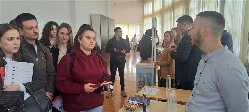 БИЈЕЉИНА, 30. МАРТА /СРНА/ - Штанд компаније "Орао" био је један од најпосјећенијих на првом Сајму запошљавања који је организовао Факултет пословне економије у Бијељини.