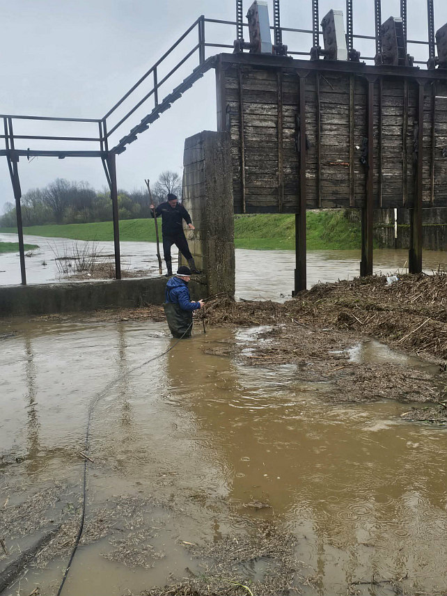 СРБАЦ, 30. МАРТА /СРНА/ - Брзом интервенцијом припадника Цивилне заштите и Tериторијалне ватрогасне јединице Србац уклоњен је отпад и омогућен је несметан проток воде кроз брану у Дугом Пољу, на каналу Осорна-Борна-Љевчаница, који се улива у Врбас.