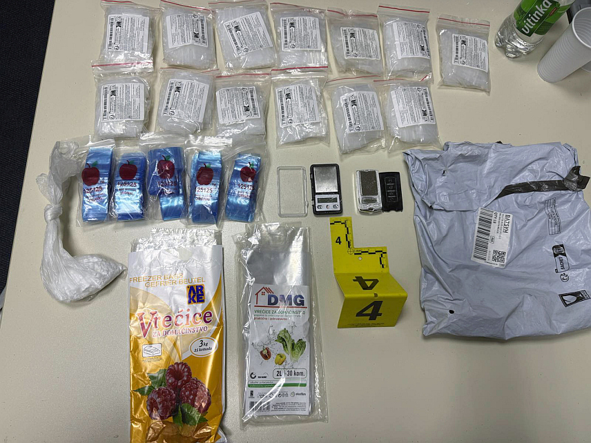 БИЈЕЉИНА, 30. МАРТА /СРНА/ - Лица чији су иницијали С.Р. и А.Т. ухапшена су у акцији "Орион" у Бијељини, а полиција је код њих пронашла 61,9 грама кокаина и новчанице за које су сумња да су фалсификоване, саопштено је из Полицијске управе Бијељина.	
