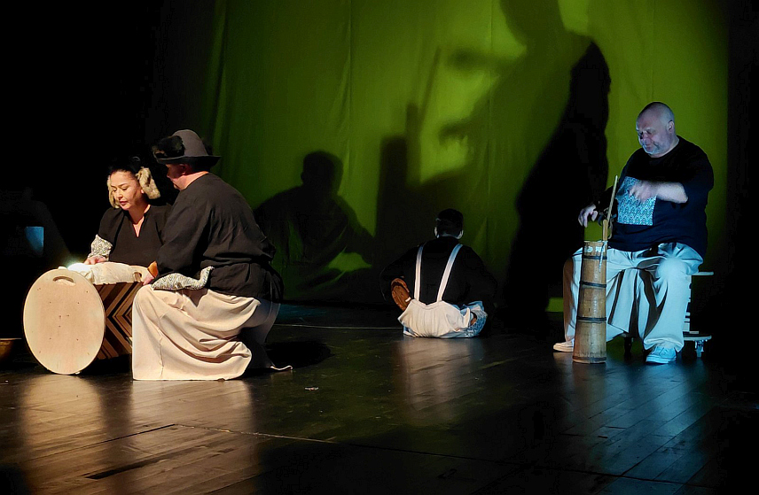 ИСТОЧНО САРАЈЕВО, 30. МАРТА /СРНА/ - Међународни фестивал професионалних луткарских позоришта за дјецу "Лут фест", чији је мото "Лутка-огледало времена" отворен је данас у Народном позоришту Источно Сарајево јединственим луткарским перформансом.