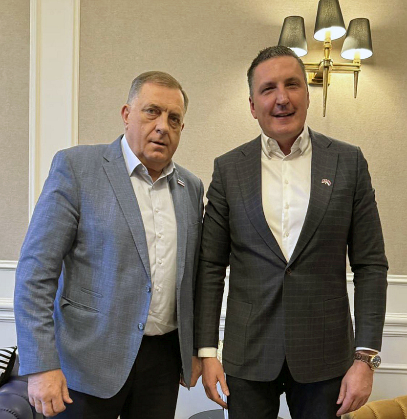 БАЊАЛУКА, 30. МАРТА /СРНА/ - Предсједник СНСД-а Милорад Додик разговарао је данас са генералним директором "Сарајево-гаса" и предсједником Надзорног одбора Олимпијског центра "Јахорина" Недељком Елеком о ситуацији у том центру, стању у вези са снабдијевањем гасoм и новим инвестицијама.	
