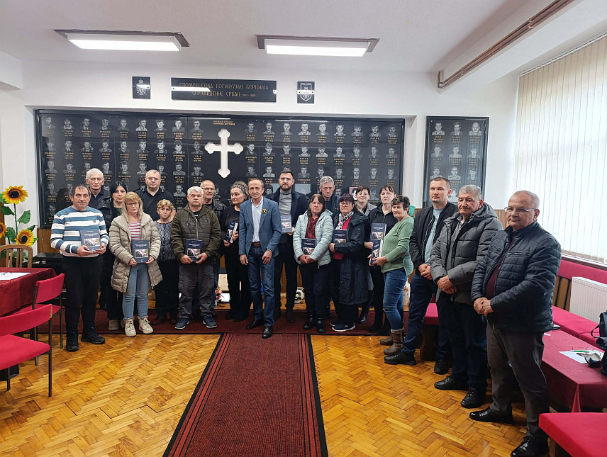 СРБАЦ, 30. МАРТА /СРНА/ - Породицама страдалих бораца 16. Крајишке бригаде у Српцу је данас уручен по примјерак књиге "Шеснаеста крајишка бригаде Војске Републике Српске /1992-1995/", аутора Горана Латиновића.