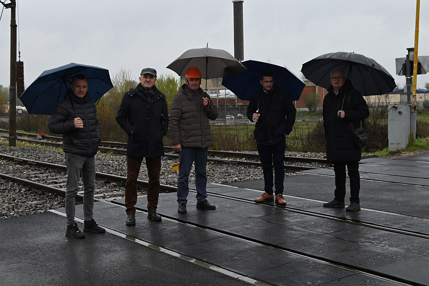 ДОБОЈ, 30. МАРТА /СРНА/ - "Жељезнице Републике Српске" пустиле су данас за друмски саобраћај пружни прелаз у Шамцу након завршене реконструкције.