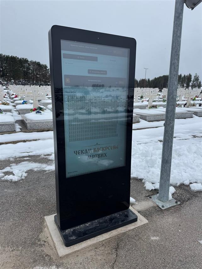 СОКОЛАЦ, 30. МАРТА /СРНА/ - На војничком спомен-гробљу Нови Зејтинлик у Сокоцу постављен је информативни лед дисплеј на којем су доступне информације о ратним дешавањима на подручју Сарајева и Сарајевско-романијске регије, информације о настанку и значају спомен-гробља и о броју бораца који ту почивају.