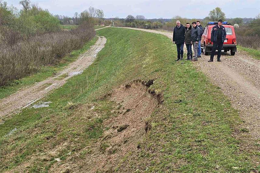 КОЗАРСКА ДУБИЦА, 30. МАРТА /СРНА/ - Директор "Вода Српске" Мирослав Миловановић и начелник општине Козарска Дубица Игор Савковић данас су се на терену увјерили у функционалност водопривредних објеката, а обишли су и локације клизишта на савском насипу у мјесту Млинарице.
