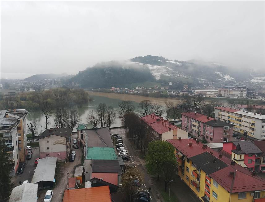 НОВИ ГРАД, 30. МАРТА /СРНА/ - Водостаји ријека Уне и Сане у Новом Граду у благом су порасту, али испод коте редовне одбране од поплава.