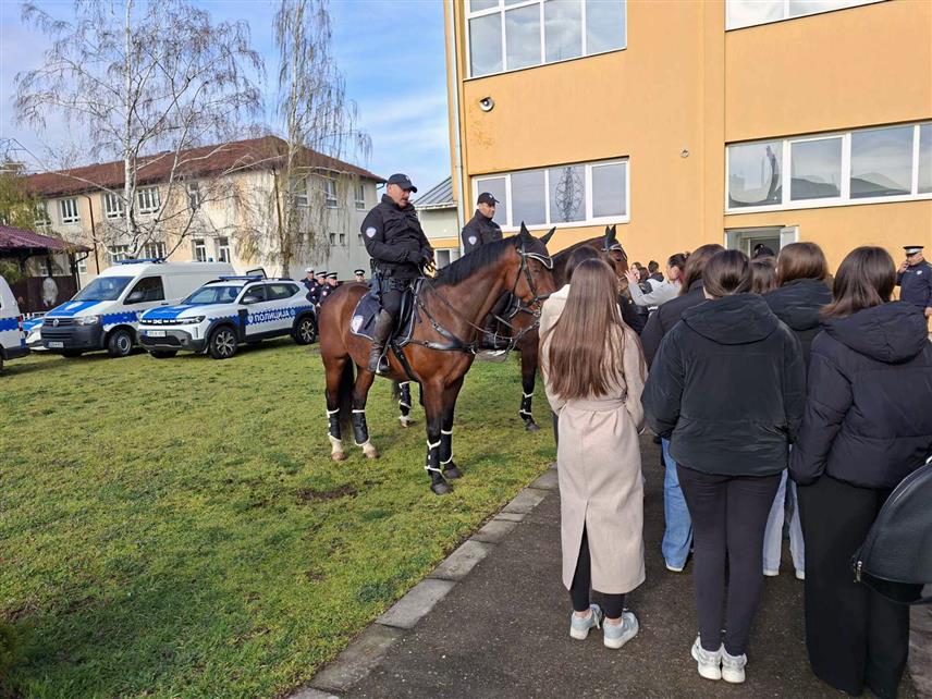 ШАМАЦ, 31. МАРТА /СРНА/ - Полицијска управа Бијељине данас је у Шамцу организовала Дан отворених врата за ученике основних и средње школе, као и дјецу из обданишта, на ком су имали прилику да се упознају са полицијском професијом и материјално-техничким средствима које полиција користи приликом редовних послова и задатака.