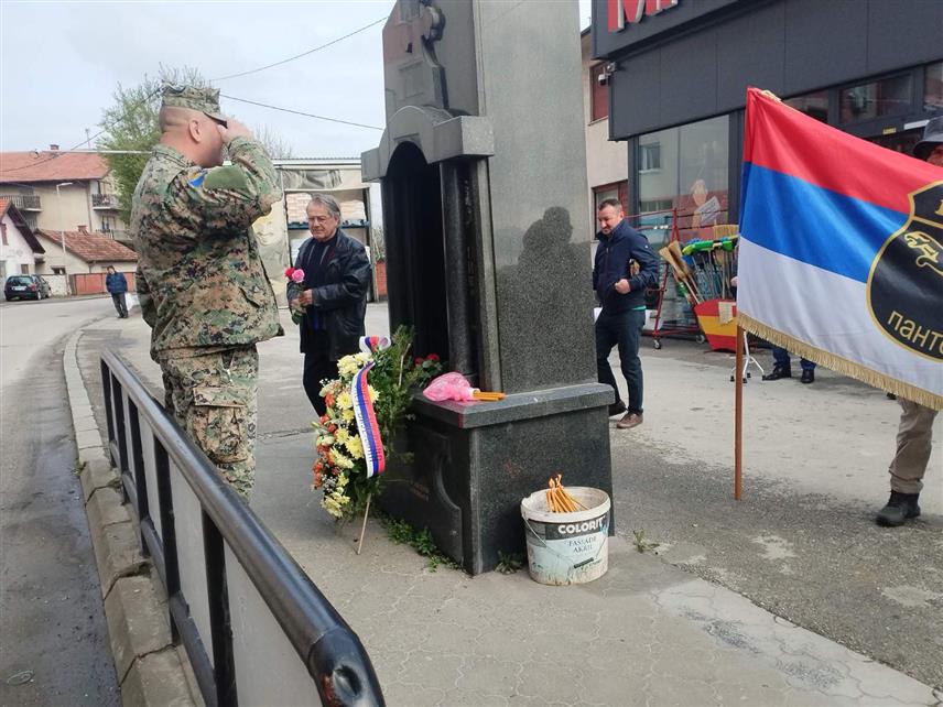 БИЈЕЉИНА, 31. МАРТА /СРНА/ - Обиљежавање Дана одбране Бијељине у Одбрамбено-отаџбинском рату почело је данас одавањем почасти ратном команданту кризног штаба општине и елитне јединице Гарда "Пантери" Љубиши Савићу Маузеру.