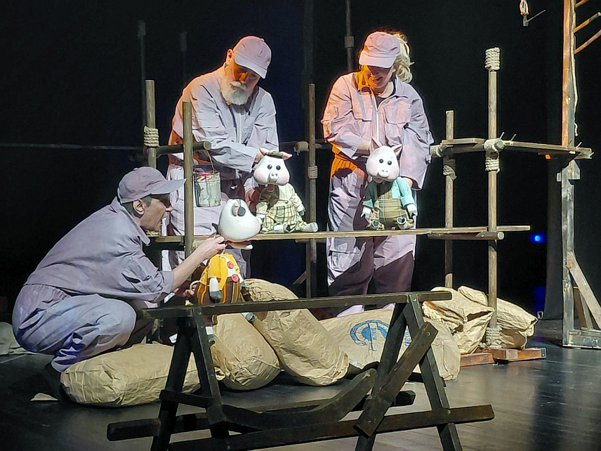 ИСТОЧНО САРАЈЕВО, 31. МАРТА /СРНА/ - Другог дана Међународног фестивала професионалних позоришта за дјецу "Лут фест" изведене су представе "Заљубљени лептири" Дечјег позоришта Суботице и "Три прасета" Позоришта лутака из Ниша.