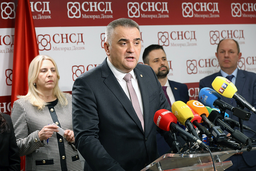 БАЊАЛУКА, 31. МАРТА /СРНА/ - Члан Главног одбора СНСД-а Саво Минић изјавио је да Република Српска улази у велики инвестициони циклус, али исто тако води рачуна о грађанима, што показује и донесеним мјерама које се тичу повећања плата буџетским корисницима и смањења акциза на гориво. /фото: Борислав Здриња/
