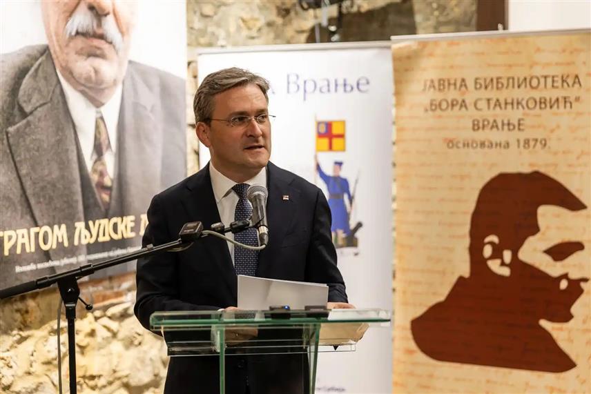 БЕОГРАД, 31. МАРТА /СРНА/ - Министар културе Србије Никола Селаковић вечерас је у Врању отворио изложбу "Трагом људске душе" у Врању, којом је почело обиљежавање 150 година од рођења писца Борисава Боре Станковића.