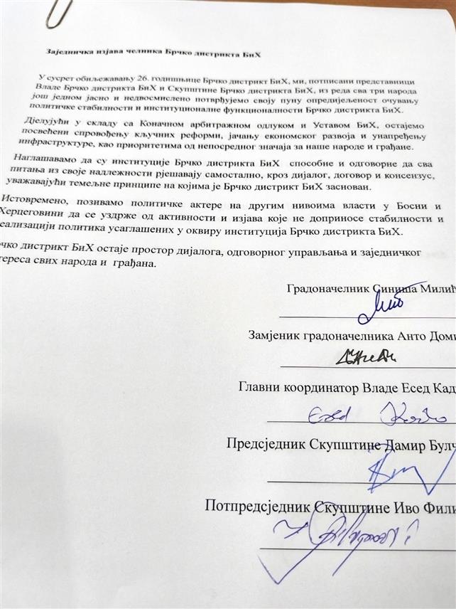 БРЧКО, 3. МАРTА /СРНА/ - Носиоци извршне и законодавне власти Брчко дистрикта, из реда сва три народа, потписали су заједничку изјаву којом потврђују пуну опредијељеност за очување политичке стабилности и функционалности институција, које су способне да самостално рјешавају сва питања из своје надлежности.