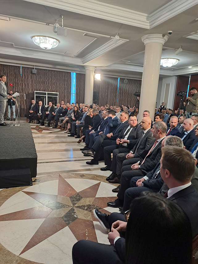 БАЊАЛУКА, 3. МАРТА /СРНА/ - Предавању америчког генерала Мајкла Флина који је бивши савјетник за националну безбједност САД, присуствују премијер Саво Минић, предсједник Народне скупштине Ненад Стевандић и предсједник СНСД-а Милорад Додик.