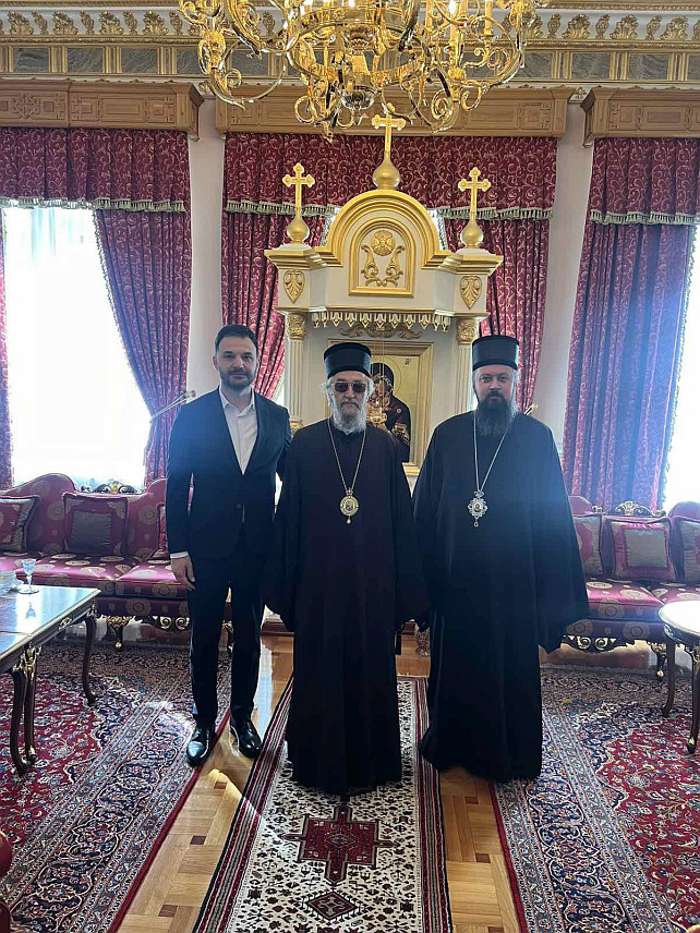 ПРИЈЕДОР, 3. МАРТА /СРНА/ - Градоначелник Приједора Слободан Јавор разговарао је данас у Бањалуци са Његовим високопреосвештенством митрополитом бањалучким Јефремом и епископом марчанским Савом о наставку изградње манастира Милошевац у Приједору, као и пратећих објеката уз ову светињу.