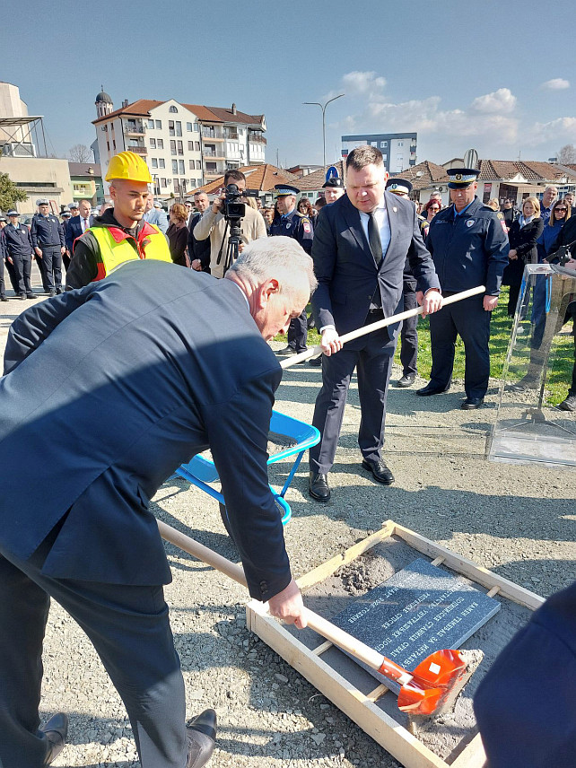 СРБАЦ, 3. МАРТА /СРНА/ - Министар унутрашњих послова Републике Српске Жељко Будимир и начелник општине Србац Млађан Драгосављевић положили су данас камен темељац за изградњу новог објекта Полицијске станице који ће имати 1.400 метара квадратних.	
