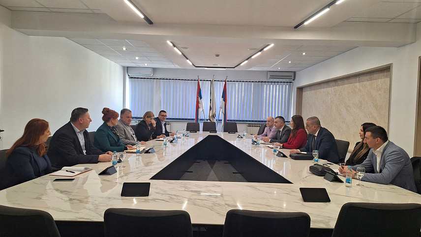 ГРАДИШКА, 3. МАРТА /СРНА/ - Влада Републике Српске уложила је значајна средства у развој пољопривреде на подручју Градишке, а један од најзначајних пројеката је додјела земљишта у закуп пољопривредним газдинствима, речено је на састанку министра пољопривреде, шумарства и водопривреде Српске Анђелке Кузмић и градоначелника Градишке Зорана Аџића.