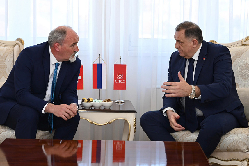 БАЊАЛУКА, 3. МАРТА /СРНА/ - Предсједник СНСД-а Милорад Додик истакао је да је у данашњем разговору са амбасадором Швајцарске у БиХ Габријелом Деригетијем исказан обострани интерес за интензивирање сарадње на развојним и инфраструктурним пројектима који ће допринијети економском просперитету Републике Српске.