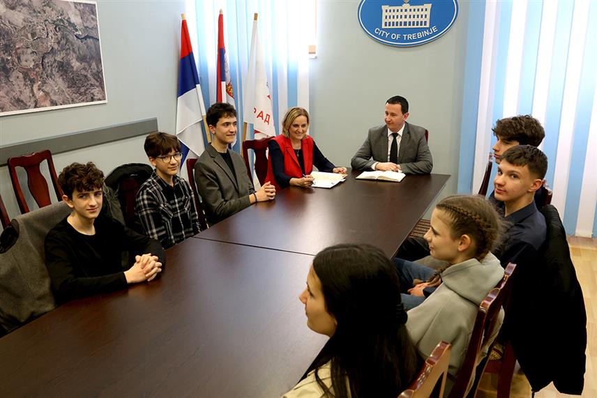 TРЕБИЊЕ, 3. МАРТА /СРНА/ - Градоначелник Мирко Ћурић уприличио је данас пријем за екипу краткометражног филма "Нијансе", који говори о вршњачком насиљу.