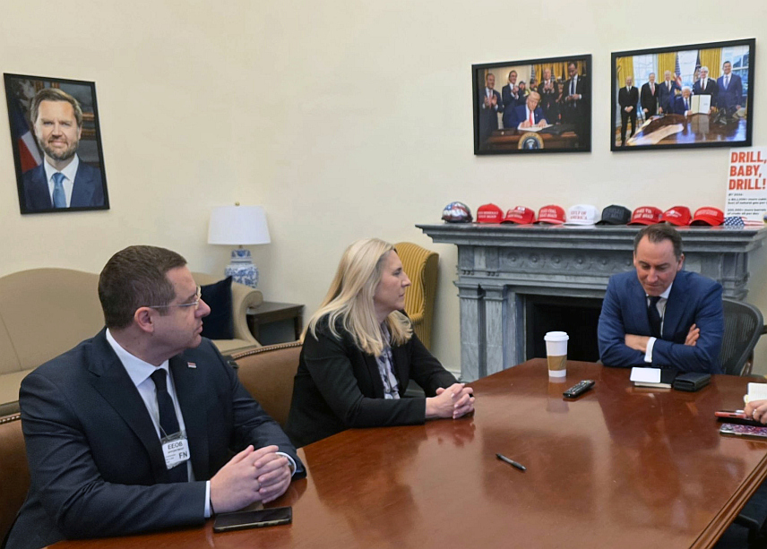 ВАШИНГТОН, 3. МАРТА /СРНА/ - Српски члан Предсједиштва БиХ Жељка Цвијановић данас се у Бијелој кући састала са извршним директором Националног савјета за енергетску доминацију САД Џеродом Ејгеном. Састанку је присуствовао српски делегат у Дому народа Парламентарне скупштине БиХ Радован Ковачевић.