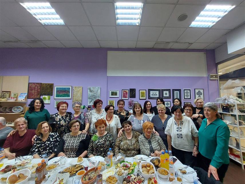 СРБАЦ, 4. МАРТА /СРНА/ - Чланице Удружења жена Србац тренутно реализују пројекат "Од поља до стола" који финансира ЕУ, у оквиру којег ће одржати неколико радионица и посјетити сајмове домаће хране. Обиљежавање шест година постојања Удружења.