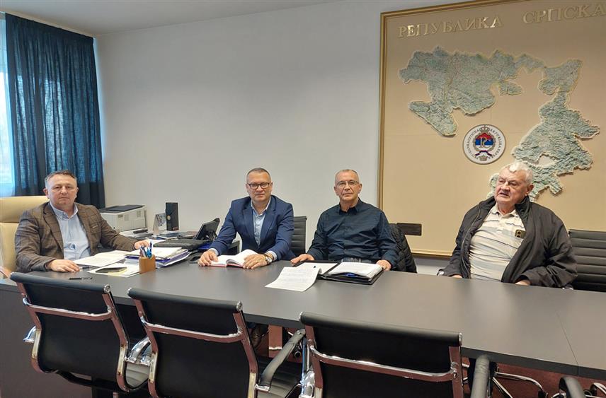 БАЊАЛУКА, 4. МАРТА /СРНА/ - Српски повратници у Федерацију БиХ /ФБиХ/ и Хрватску и даље ће добијати сву неопходну помоћ и подршку како би вратили своја права и тако опстали у мјестима пријератног боравка, закључено је на данашњем састанку у Бањалуци представника Секретаријата за расељена лица и миграције и избјегличких удружења.