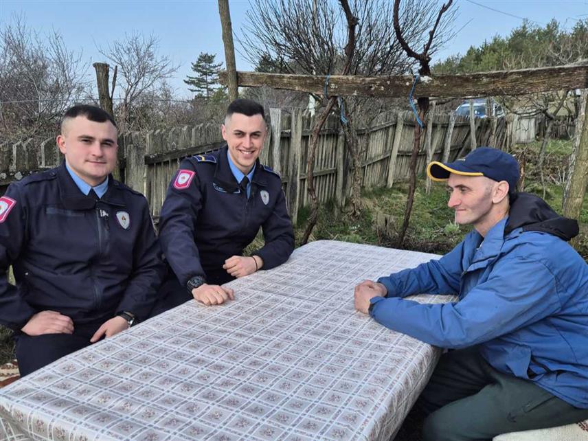 ДОБОЈ, 4. МАРТА /СРНА/ - Припадници Полицијске станице Добој два уручили су суграђанину Младену Лазаревићу из добојског насеља Брезици пакете основних животних намирница, новчану помоћ и платили му комуналне трошкове, будући да живи у тешким материјалним условима и нарушено му је здравље.