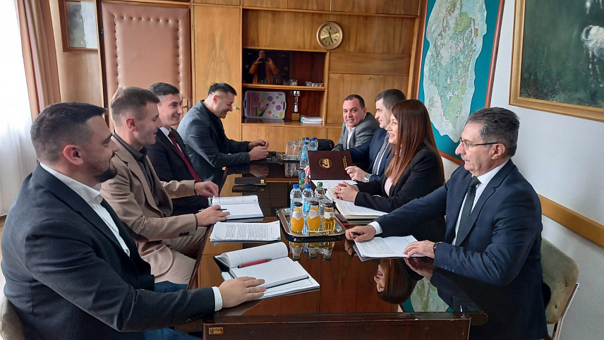 ПАЛЕ, 4. МАРТА /СРНА/ - Mинистар пољопривреде, шумарства и водопривреде Републике Српске Анђелка Кузмић посјетила је данас Шумско газдинство "Јахорина" на Палама, гдје је разговарала са директором овог газдинства Немањом Милинковићем.