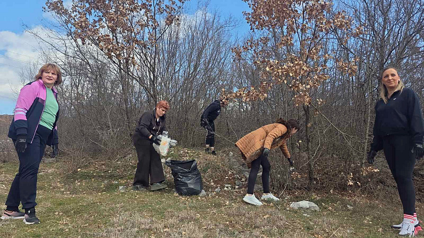 БИЛЕЋА, 4. МАРTА /СРНА/ - Запослени у Општини Билећа и остали волонтери очистили су терен уз магистрални пут Билећа-Tребиње до мјеста Жудојевићи и прикупили огромне количине смећа.