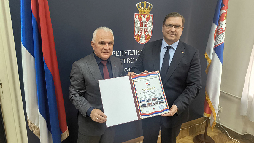 БЕОГРАД, 4. МАРТА /СРНА/ - Предсједник Одбора за помоћ Косову и Метохији из Бањалуке Милорад Арлов уручио је данас у Београду директору Управе за сарадњу са дијаспором и сарадњу са Србима у региону у Министарству спољних послова Србије Владимиру Кокановићу плакету за дугогодишњу помоћ Управе у реализацији пројеката бањалучког Одбора.