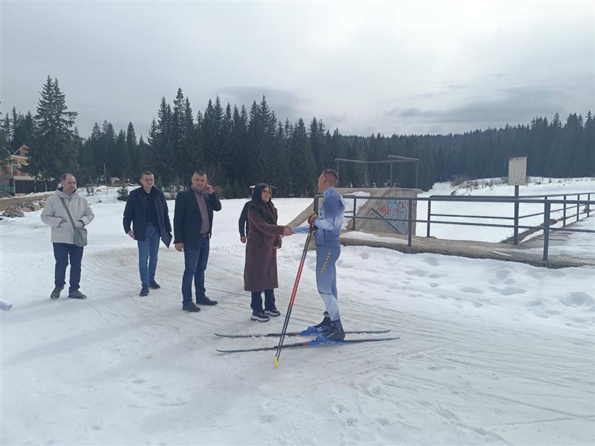 ЈАХОРИНА, 4. МАРТА /СРНА/ - Министар породице, омладине и спорта Републике Српске Ирена Игњатовић разговарала је данас са олимпијцем Страхињом Ерићем и поручила да ће Министарство подржати изградњу биатлон стазе на Двориштима на Јахорини.