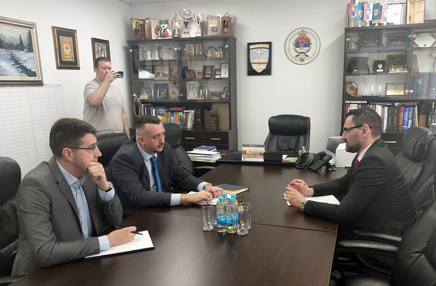 ИСТОЧНО НОВО САРАЈЕВО, 4. МАРТА /СРНА/ - Министар за европске интеграције и међународну сарадњу Републике Српске Златан Клокић и замјеник начелника Источног Новог Сарајева Александар Костовић сагласни су да је потребно проширити сарадњу на плану јачања фонда за обуку запослених у општинским администрацијама, те формирати форум за дијаспору.