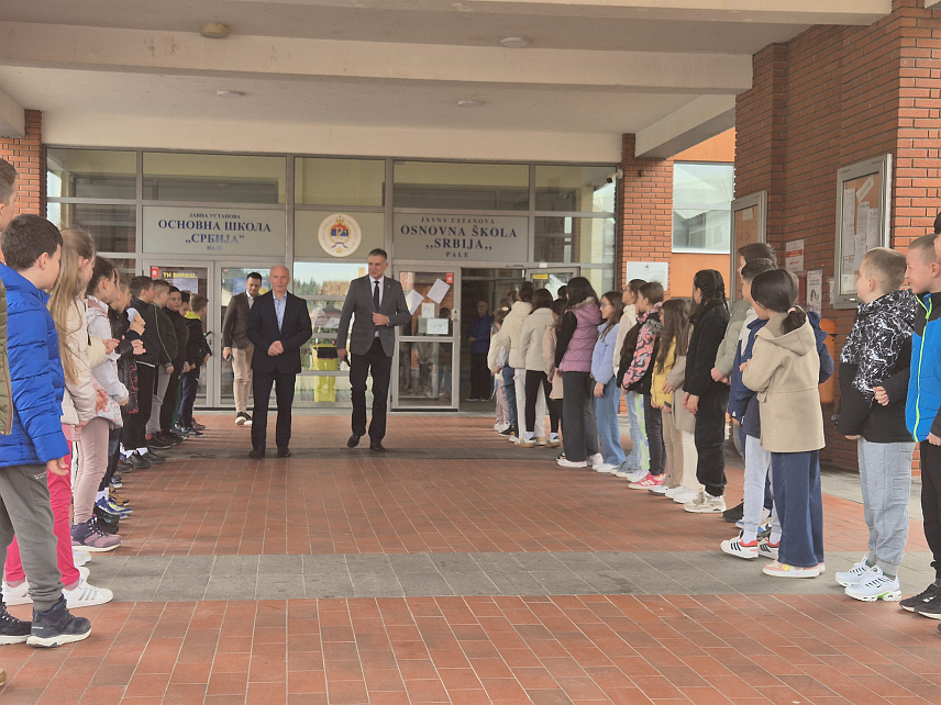 ПАЛЕ, 4. МАРТА/СРНА/ - Министар просвјете и културе Републике Српске Боривоје Голубовић најавио је да ће ресорно министарство издвојити 26.000 КМ за санацију основних школа "Србија" и "Мокро" на Палама и суфинансирати са око 20.000 КМ набавку школског комбија у ОШ "Пале".