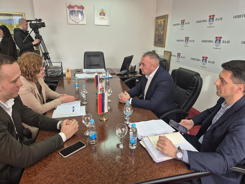 ПАЛЕ, 4. МАРТА /СРНА/ - Министар управе и локалне самоуправе Републике Српске Сенка Јујић на састанку са начелником Пала Дејаном Којићем.