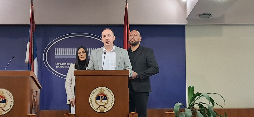 БАЊАЛУКА, 4. МАРТА /СРНА/ - Шеф посланичког клуба СДС-а у Народној скупштини Републике Српске Огњен Бодирога рекао је да ова странка остаје при раније упућеном тексту резолуције о осуди величања усташтва, о којој ће посланици расправљати на посебној сједници 17. марта.