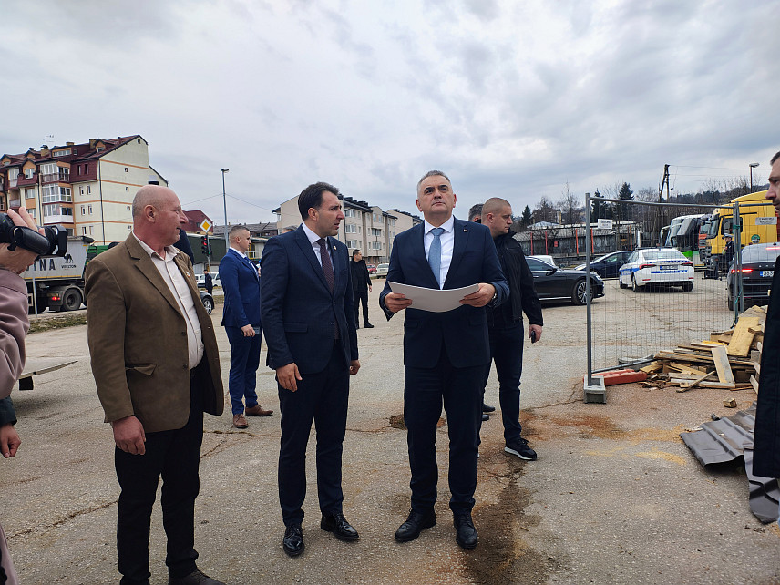 СОКОЛАЦ, 4. МАРТА /СРНА/ - Предсједник Владе Републике Српске Саво Минић данас је на Сокоцу посјетио "Романијску кућу" чија би градња требало да буде завршена у јуну. Заједно са Минићем је и начелник општине Страхиња Башевић који је и дочекао премијера.