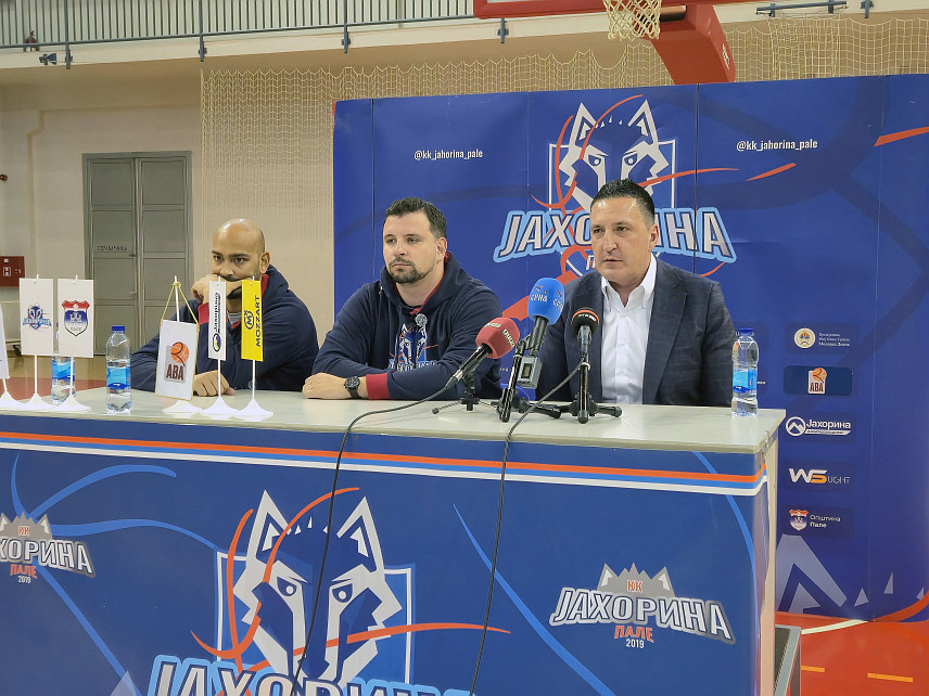 ПАЛЕ, 4. МАРТА/СРНА/ - Предсједник КК "Јахорина" Недељко Елек, тренер КК "Јахорина" Васо Миловић и играч КК "Јахорина" Стефан Пено на конференцији за новинаре данас на Палама