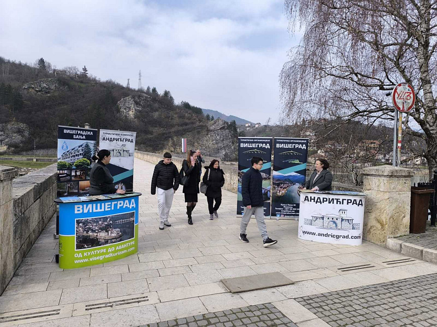 ВИШЕГРАД, 4. МАРТА /СРНА/ - Туристичка организација општине Вишеград поставила је штандове код моста Мехмед паше Соколовића како би бројним гостима представила богату туристичку понуду града на Дрини.