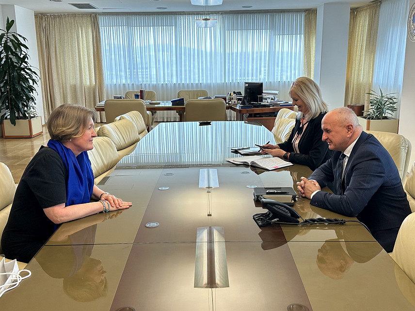 БАЊАЛУКА, 4. МАРТА /СРНА/ - Министар енергетике и рударства Републике Српске Петар Ђокић и амбасадор Чешке у БиХ Јана Лолић Шинделкова састали су се данас у Бањалуци.