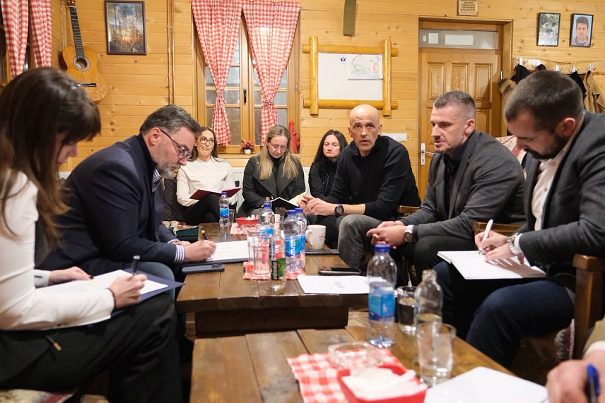 СОКОЛАЦ, 4. МАРТА /СРНА/ - Замјеник предсједавајуће Савјета министара Сташа Кошарац је вечерас са представницима општине Соколац, Економског факултета Универзитета у Источном Сарајеву, те градске Туристичке организације и планинарских удружења разговарао о унапређењу туристичке понуде на Романији и изради стратешких докумената.