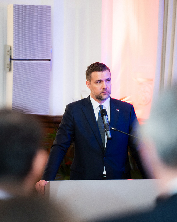 БЕЧ, 5. МАРТА /СРНА/ - Шеф Представништва Републике Српске у Аустрији Младен Филиповић указао је на историјски значај доношења првог Устава Републике Српске, те истакао да је велика част да се у Бечу већ годинама обиљежава овај датум, један од најважнијих за српски народ у БиХ и региону.