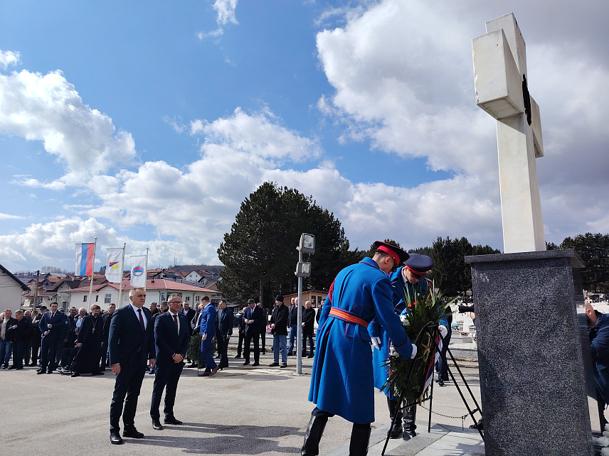 СОКОЛАЦ, 5. МАРТА /СРНА/ - Предсједник Владе Републике Српске Саво Минић и министар рада и борачко-инвалидске заштите Радан Остојић положили су данас вијенац код централног крста на Војничком спомен-гробљу Нови Зејтинлик на Сокоцу.