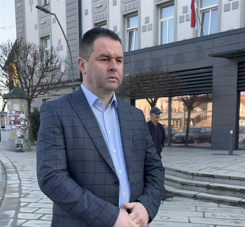 КОЗАРСКА ДУБИЦА, 5. МАРТА /СРНА/ - На подручју Козарске Дубице у понедјељак, 9. марта, почеће санација ударних рупа на путевима, а затим и тротоара у ужем центру општине, најавио је данас начелник општинског Одјељења за стамбено-комуналне послове Даријан Бабић.